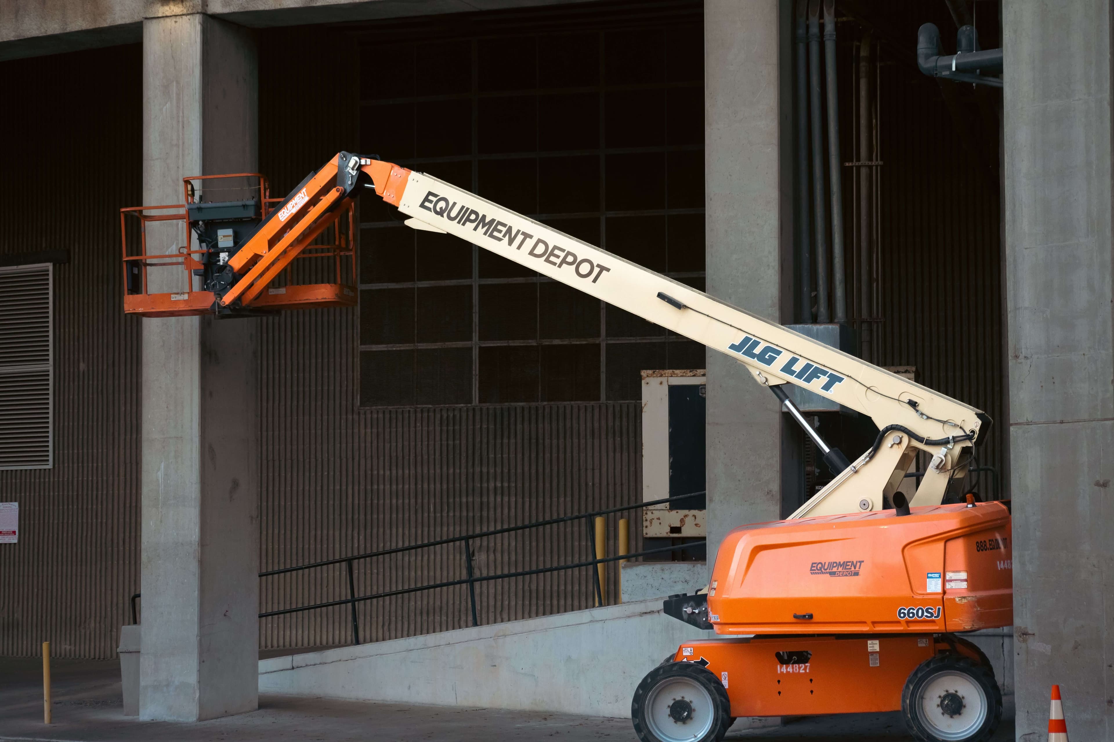 Genie Articulated Boom Lift heavy equipment for rent